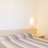 Camera con letto matrimoniale e pareti bianche.