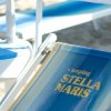 Lettino blu con logo 