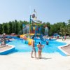 Parco acquatico con scivoli colorati e piscina.