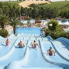 Persone su grandi scivoli d'acqua in un parco acquatico.