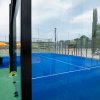 Campo da padel vuoto con pavimento blu.