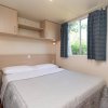Camera da letto con letto matrimoniale e finestra.