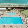 Vista dall'alto di due piscine vicino al mare.