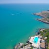 Piscina su scogliera affacciata sul mare turchese.