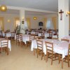 Sala da pranzo con tavoli apparecchiati e sedie.