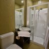 Bagno moderno con doccia.