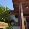 Insegna di un ristorante di legno e piante.