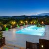 Piscina con luci notturne, circondata da palme.