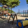 Parco giochi vicino al mare.