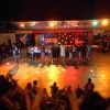 Persone sul palco con pubblico che applaude.