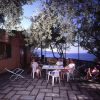Una terrazza con tavolo da pranzo e vista mare.