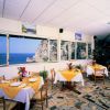 Un ristorante con finestre ampie e vista panoramica sul mare.