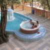 Famiglia in una vasca idromassaggio vicino alla piscina.