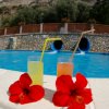 Piscina con scivoli, fiori e bibite.
