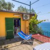 Casa gialla con terrazza panoramica.