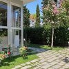 Un giardino con tavolo e alberi in fiore.