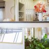 Interno con bancone e decorazioni floreali.
