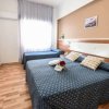 Camera con letto matrimoniale e singolo.