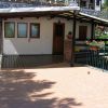 Uno chalet con veranda in legno.