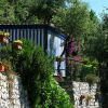 Casa su terrazza con piante in vaso.