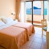 Camera con letti gemelli e vista mare dal balcone.