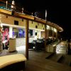 Ristorante all'aperto con illuminazione serale.