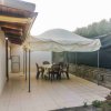 Terrazza con tavolo e sedie sotto un gazebo.
