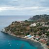 Costa con case e mare, vista dall'alto.