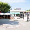 Ristorante all'aperto con sedie e tavoli.