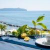 Tavola con limoni e vista mare.