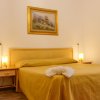 Camera da letto con letto matrimoniale e quadro.