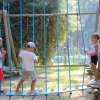 Bambini su un percorso a ostacoli in un parco avventura.