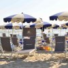 Sedie a sdraio e ombrelloni sulla spiaggia.