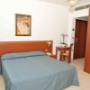 Camera da letto con letto matrimoniale e scrivania.