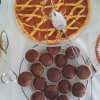 Vari dessert, tra cui crostate e muffin, su un tavolo da buffet.