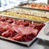 Piatti di affettati e formaggi su un buffet.