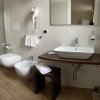 Bagno moderno con doccia, bidet e lavabo bianco.