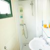 Bagno con doccia e lavabo.
