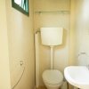 WC con lavandino in bagno.