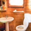 Bagno con lavabo e wc in legno.