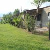 Edificio in mattoni con giardino e piante tropicali.