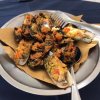 Cozze gratinate in un piatto.