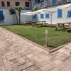 Cortile con tavoli da picnic.