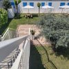 Vista dall'alto di un cortile con ombrelloni.