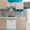 Cucina moderna con mobili in legno.