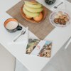 Tavolo apparecchiato con frutta e biscotti.