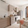 Cucina moderna con tavolo apparecchiato.