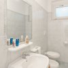 Bagno con lavabo, specchio e wc.