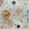Tavolo colorato con biscotti e bevande.