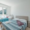 Camera con letto matrimoniale e letto singolo vicino alla finestra.